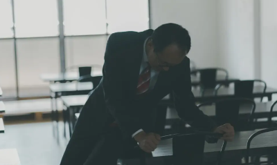 의자에 기대고 있는 남성