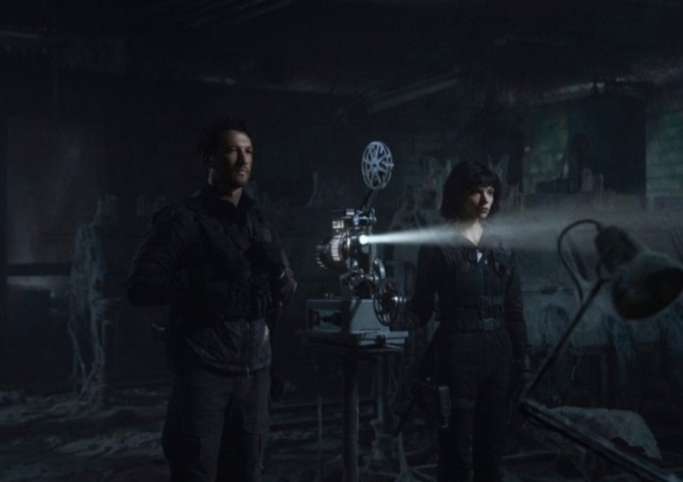 영상을 보고있는 드라사 와 리바이