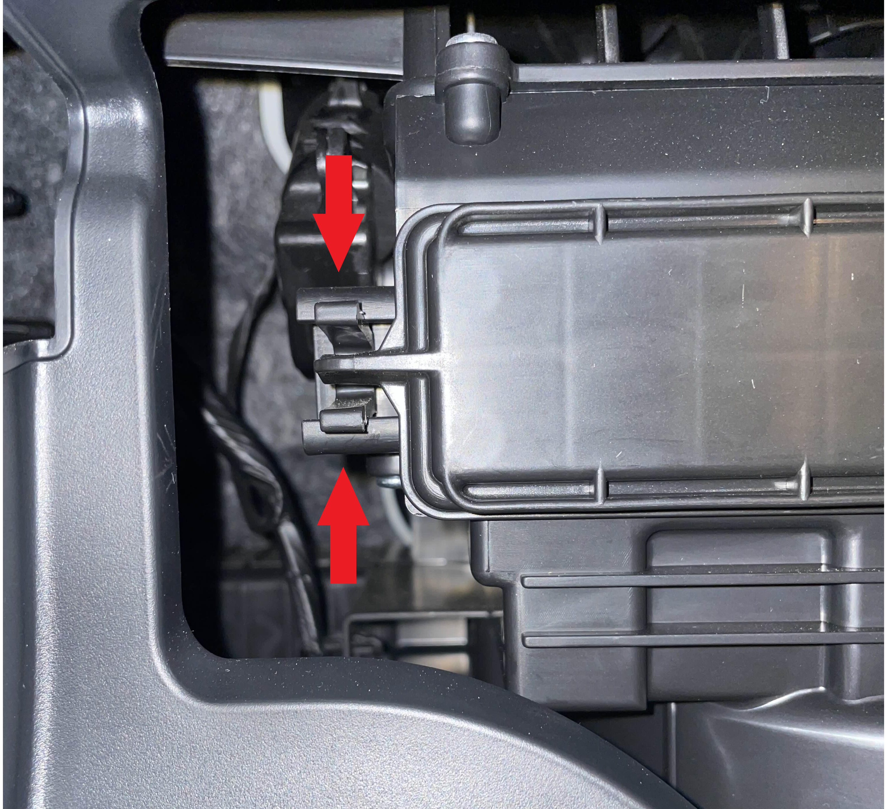 스포티지QL 에어필터 교체 방법 STEP5
에어 필터 커버 분리 좌측 고정 장치를 위아래서 눌러서 탈거