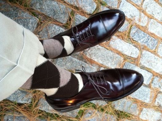 스트레이트팁 구두, 어두운 갈색, 남자가 신고 있는 사진