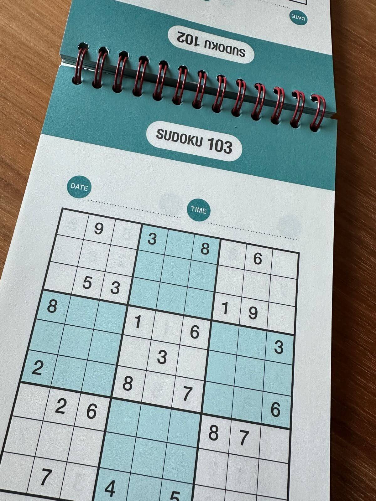 스프링제본된-스도쿠-책은-넘기기-편하다