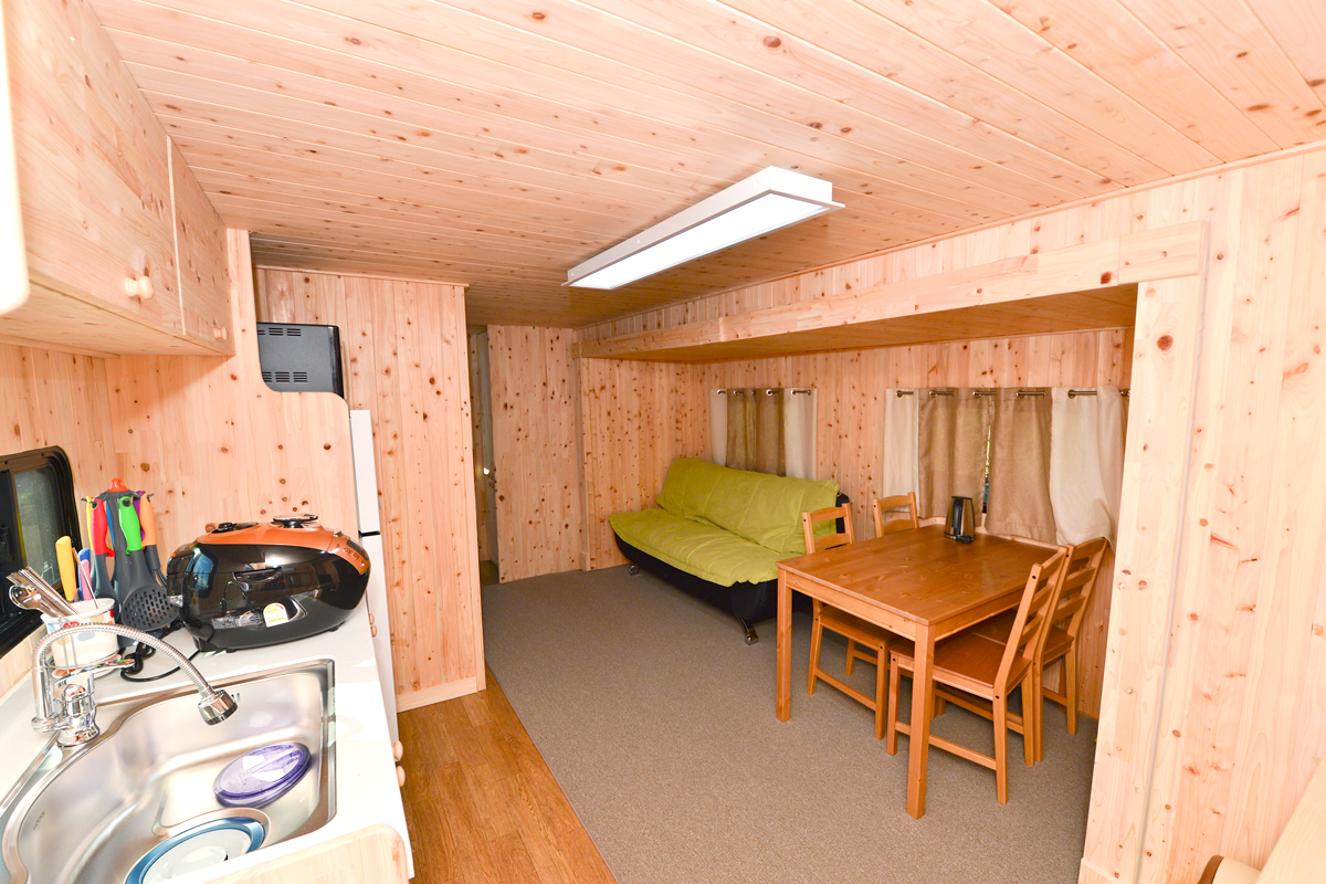 편백나무로 마감된 실내 인테리어