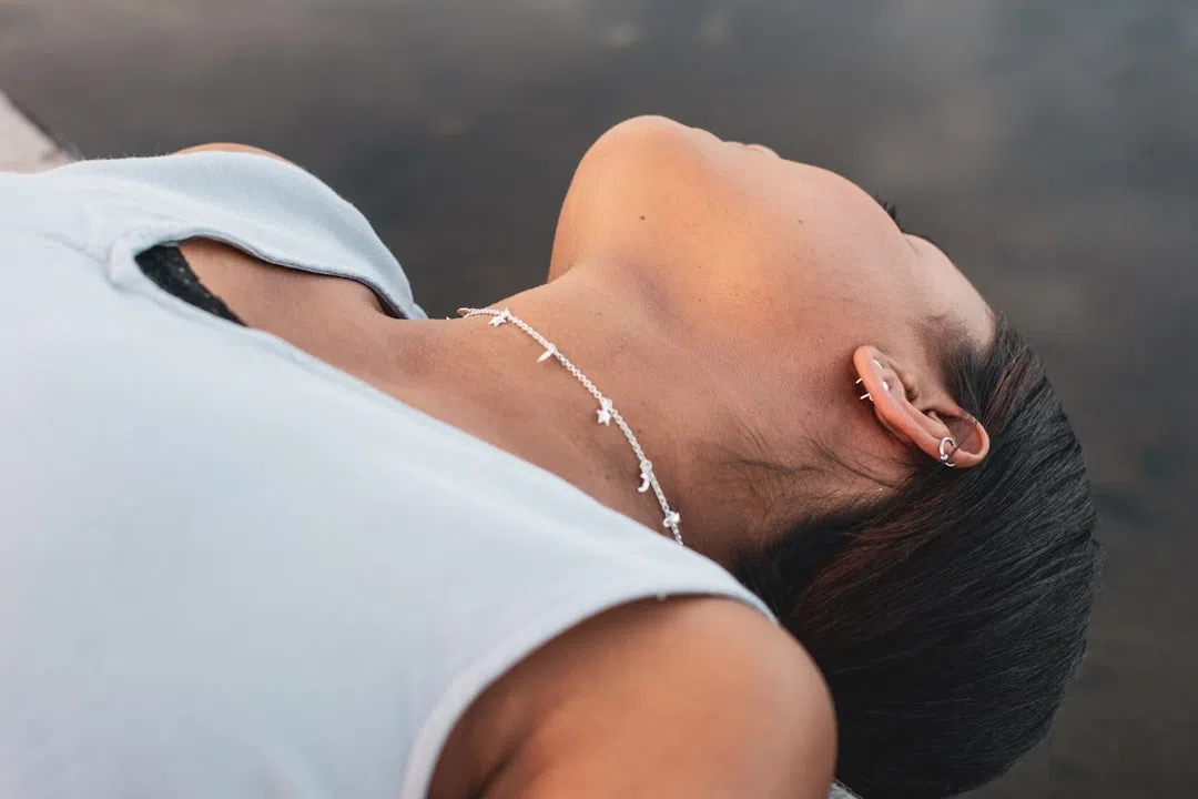 복통-누워있는 여자 이미지