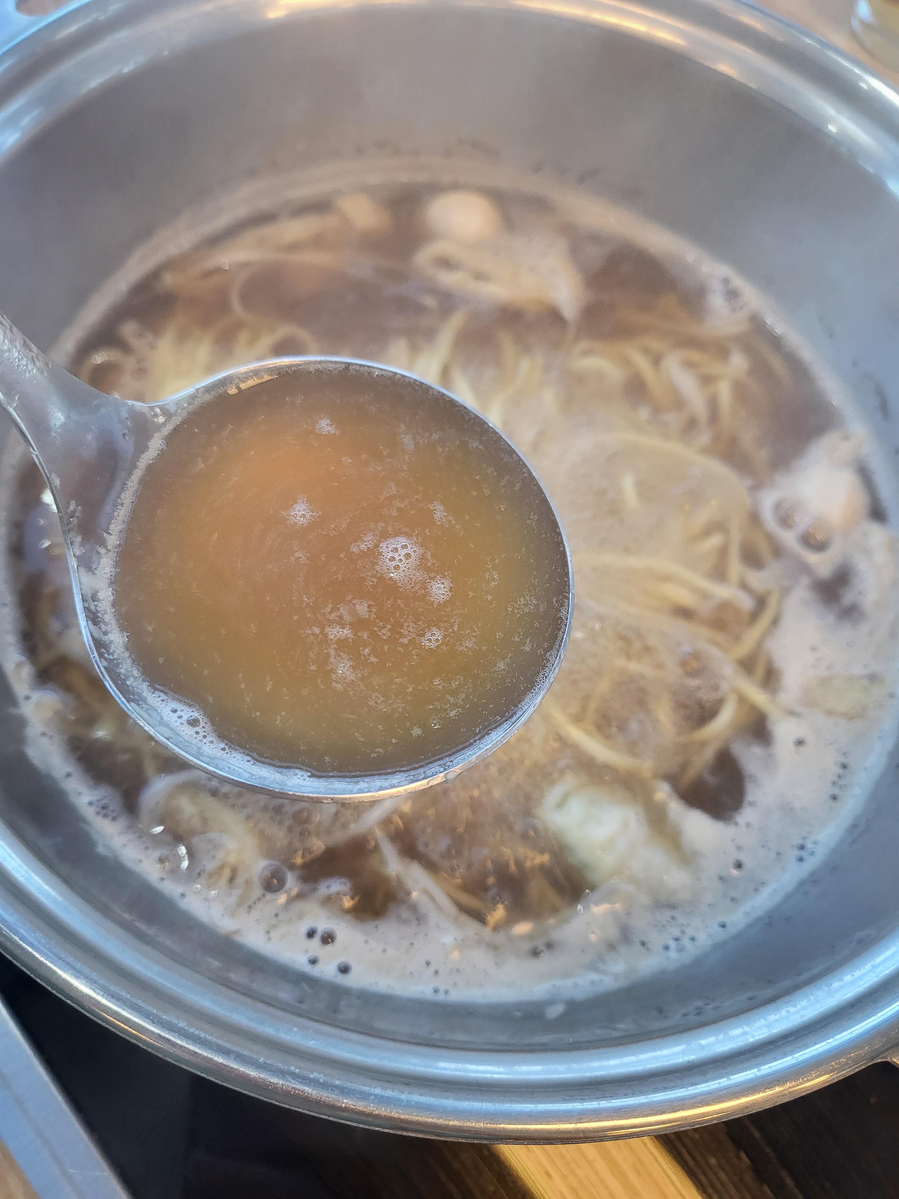 칼국수 끓이는중