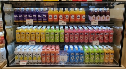 판매되는 CCA 주스를 진열한 가게 진열대 모습