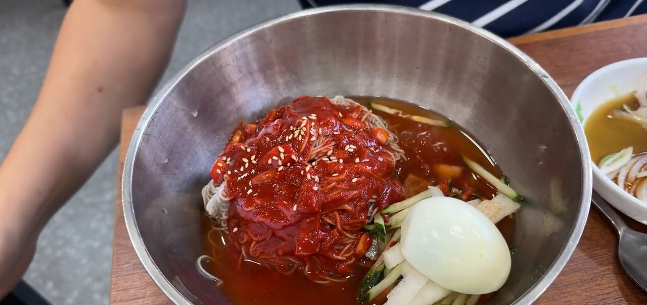 비빔냉면 11,000원. 매콤달콤한 양념에 삶은 달걀과 오이채가 올라가요.