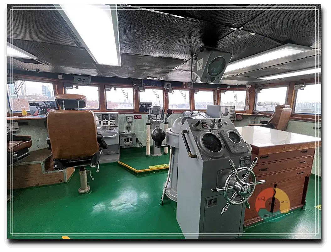 서울함공원_조종실-창문-의자-테이블