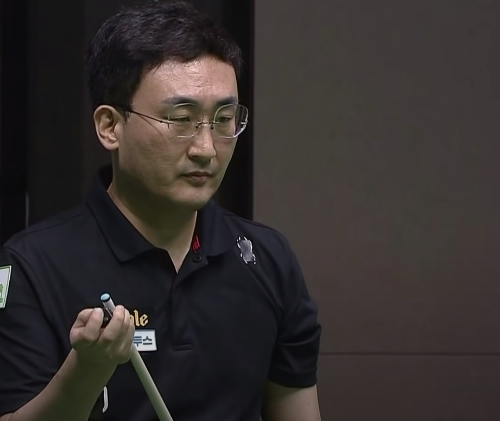 PBA투어 임준혁 당구선수와 PBA 공인구(당구공) Helix의 모습