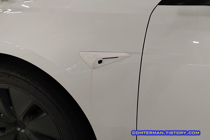 테슬라 사이드 카메라 커버 물자국