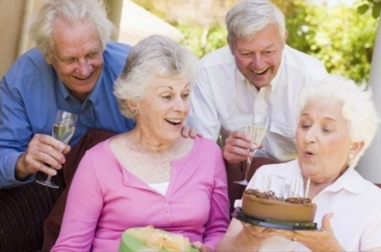 즐거운 시간을 보내는 2쌍 의노부부 이미지