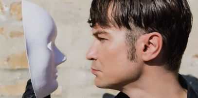 &lsquo;진짜 나&rsquo;는 어디에? &mdash; 자아와 가면의 경계