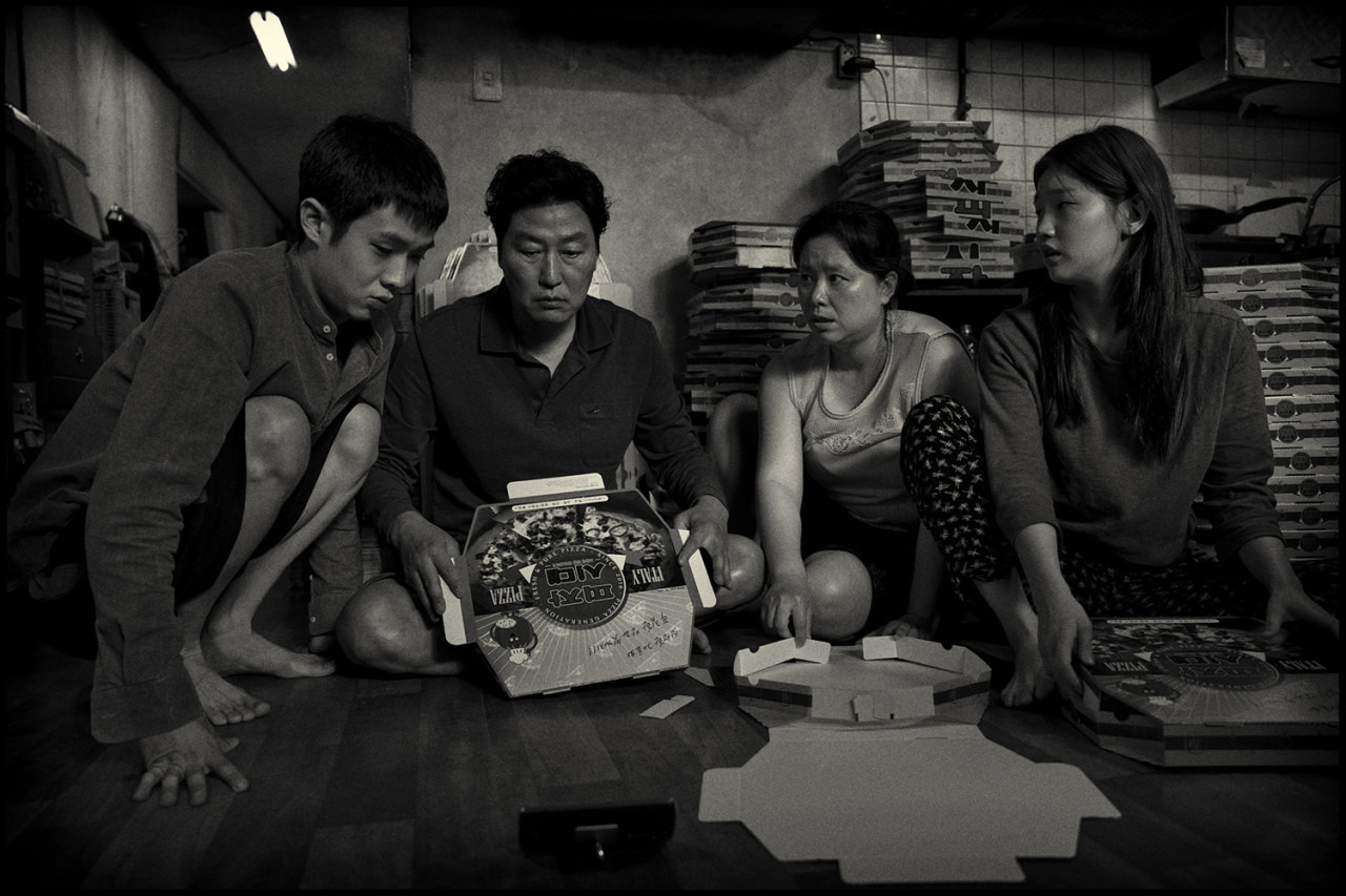 ‘기생충’의 계급 은유, 공간 연출, 가족의 양면성