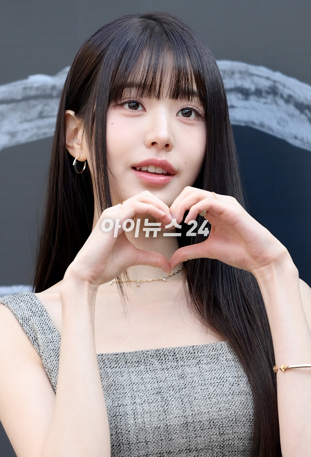 아이브 장원영이 24일 오후 서울 성동구 성수동에서 열린 플래그십 스토어 &#39;이니스프리 디아일 성수&#39; 오픈 행사에 참석하고 있다. [사진=정소희 기자]