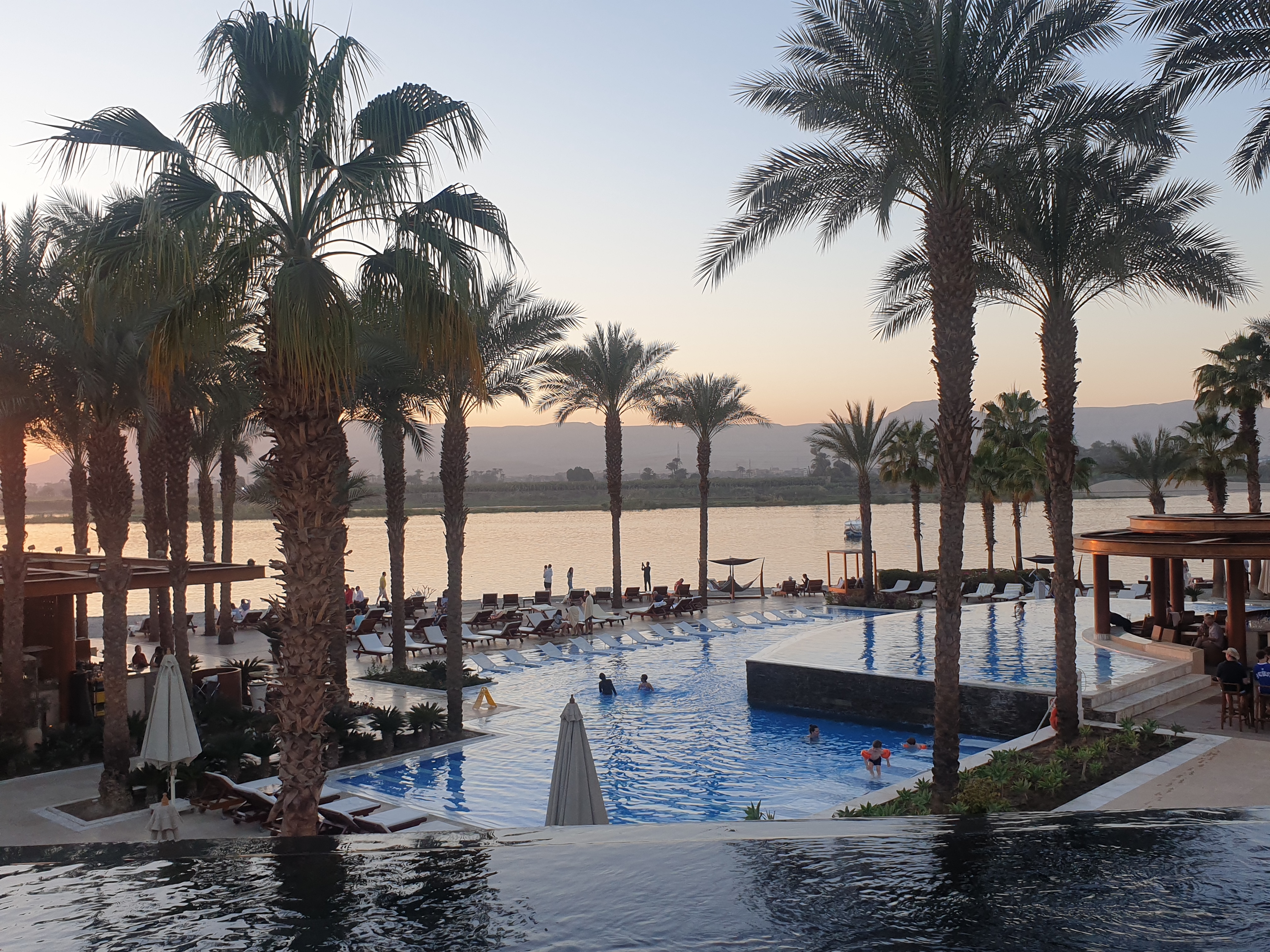 룩소로 힐튼호텔 수영장부