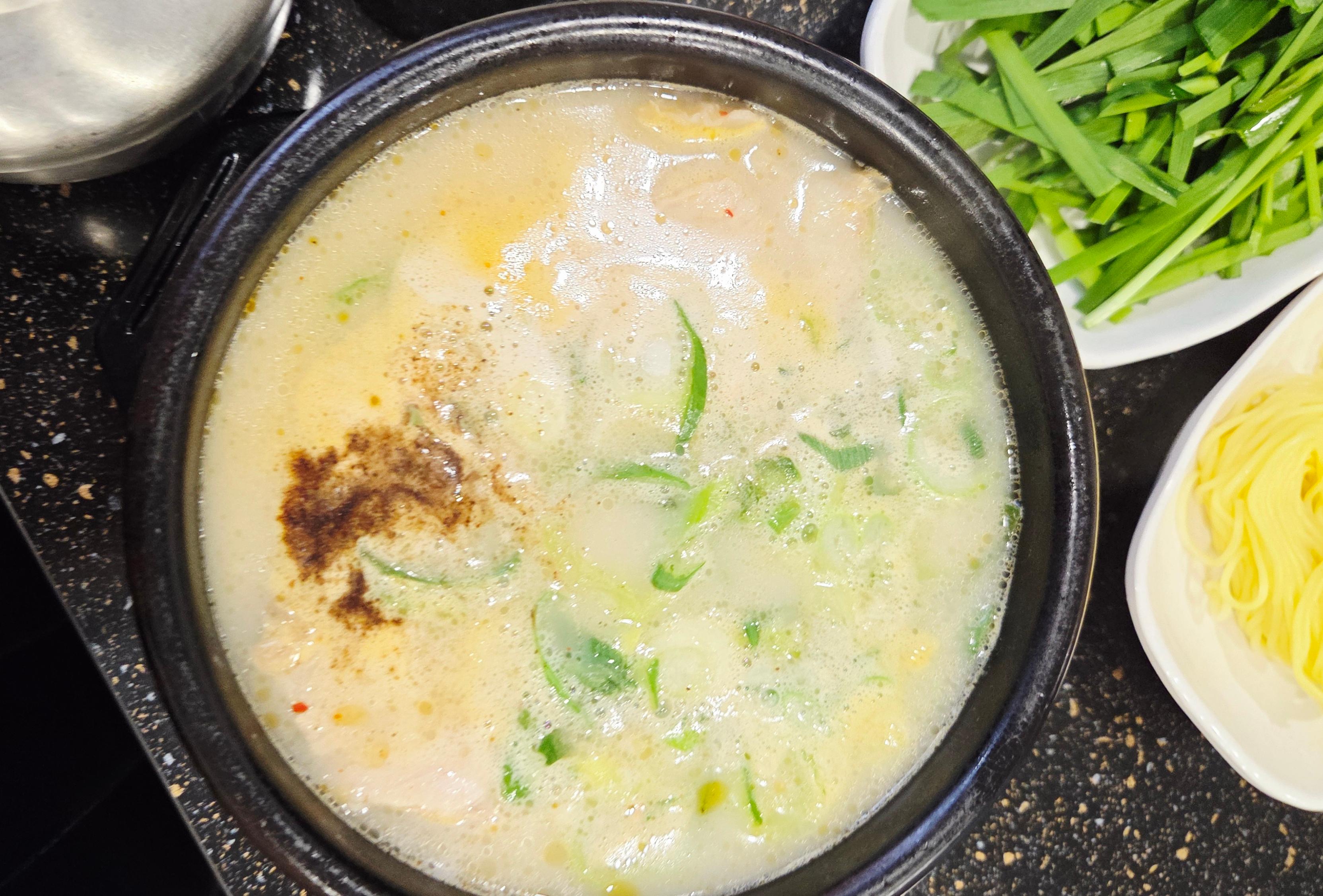 명가돼지국밥 얼큰국밥