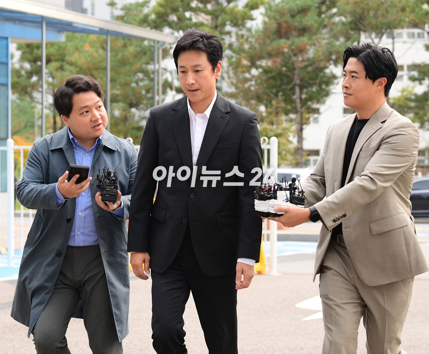 마약 투약혐의로 입건된 배우 이선균이 4일 오후 인천 남동구 인천논현경찰서로 출석하고 있다. [사진=정소희 기자]