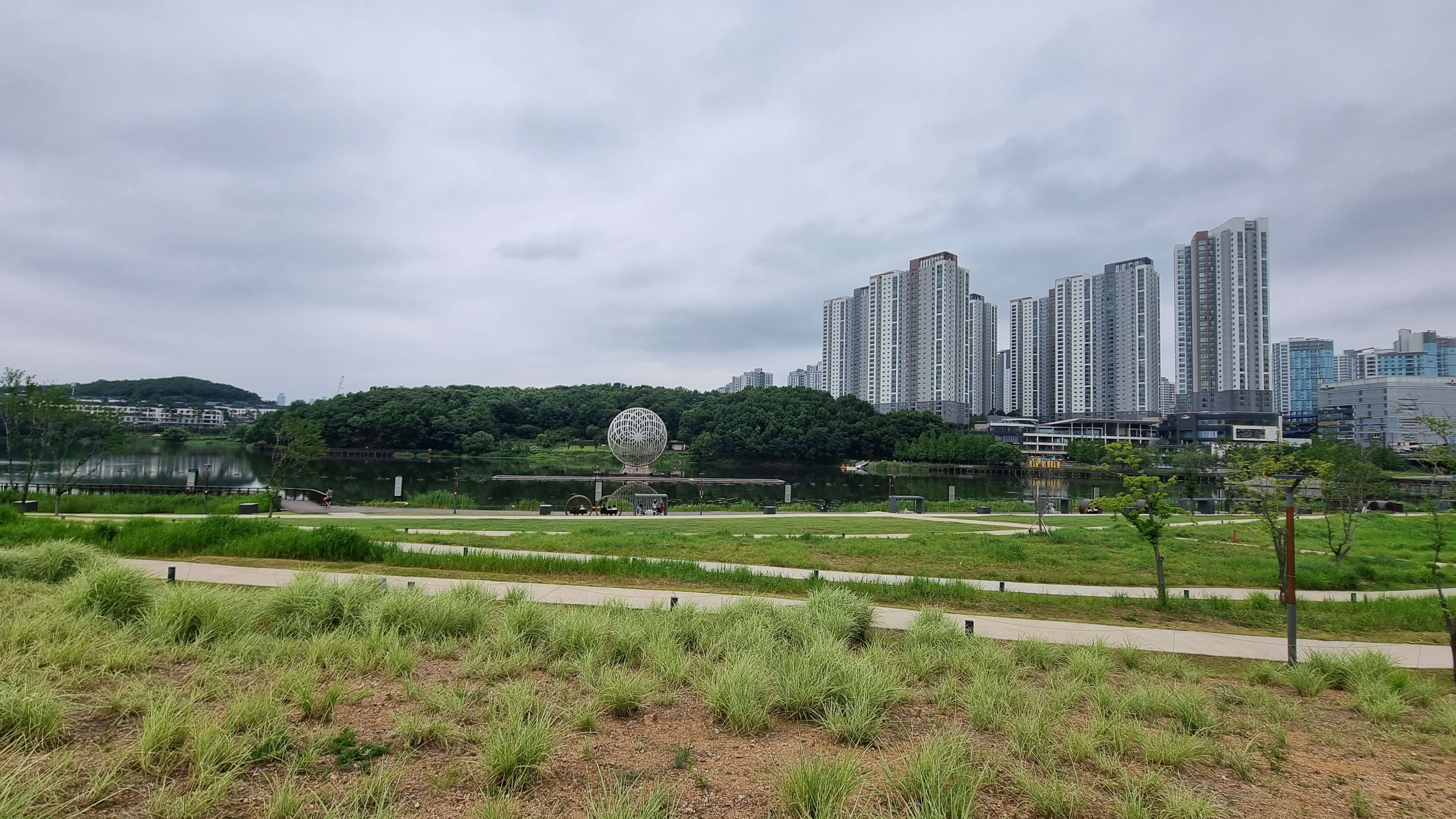 동탄호수공원 호수 위 달 모양 조형물과 호수공원 전경