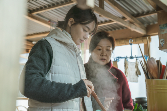 배우 신민아와 김해숙이 영화 &#39;3일의 휴가&#39;(감독 육상효)에서 모녀 호흡을 맞추고 있다. [사진=(주)쇼박스]