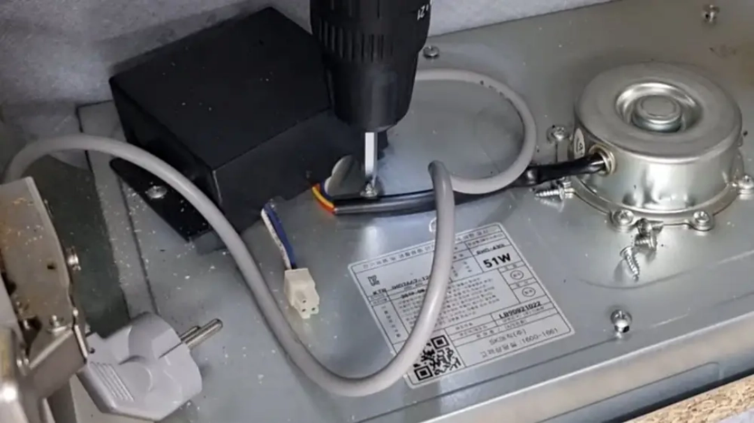 후드 날개 커버 고정 볼트 푸는 모습