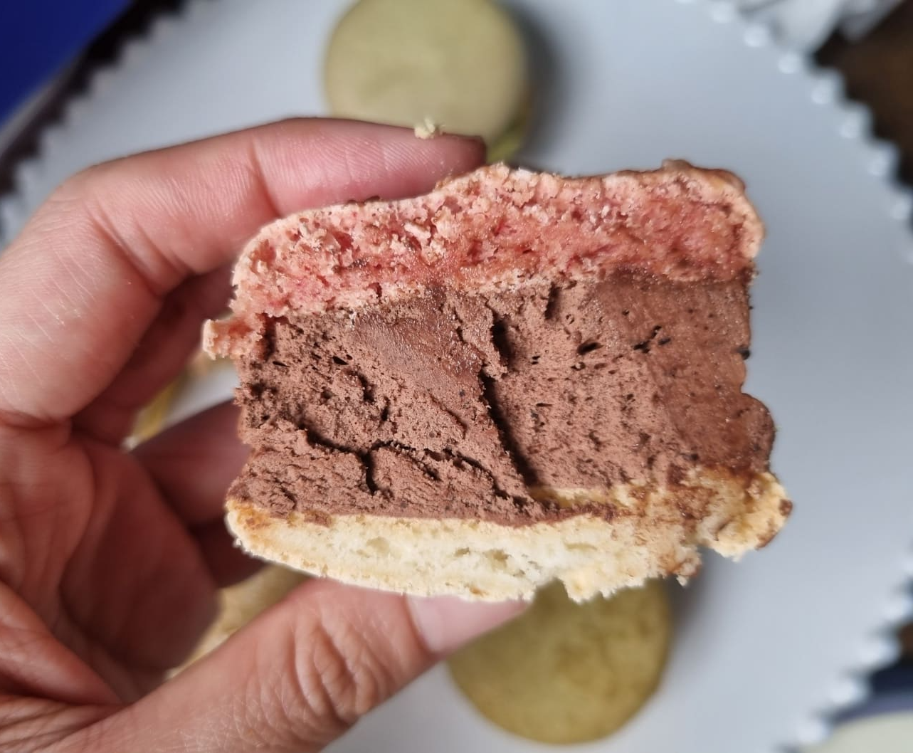 다크초콜릿 마카롱 단면
