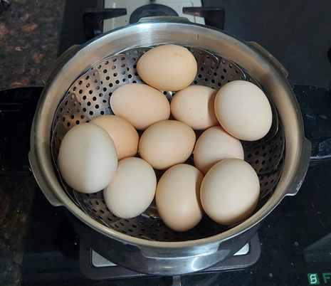 단백질 간식 끝판왕! 채반과 압력밥솥으로 완성하는 구운 계란 레시피