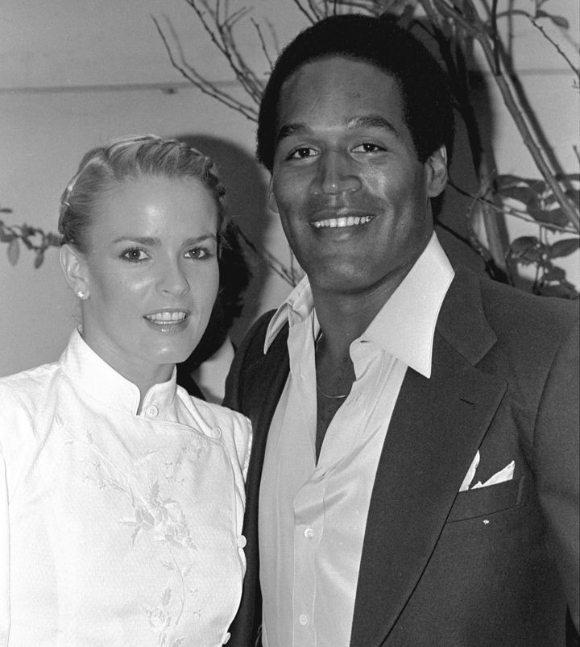 지난 1994년 미국을 떠들석 하게 만든 '세기의 재판' 당사자인 O. J. 심슨이 암 투병 끝에 세상을 떠났다. 사진은 전처 니콜 브라운과 함께한 심슨. 심슨은 니콜의 살해 혐의로 재판을 받았지만인종차별 등 여러 이슈와 관련해 무죄 평결을 받았다. [사진=뉴시스]