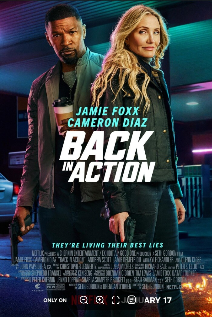 넷플릭스 오리지널 영화《Back in Action》공식 포스터 : 제이미 폭스는 진지하고 경계심 있는 표정으로 총을 들고 왼쪽에 서 있고, 카메론 디아즈는 자신감 있는 표정으로 총을 들고 오른쪽에 서 있음.