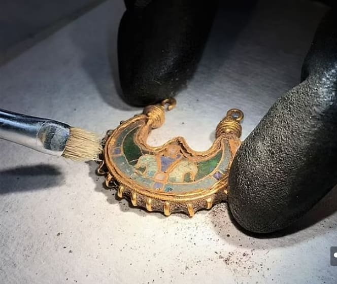 비잔틴 시대 희귀 황금 귀걸이 발견