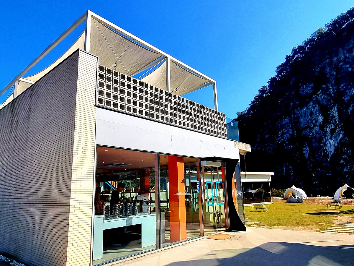 강원도 원주 가볼만한 곳, 블루리본 스톤크릭 카페: 수묵화 속 절벽, 로스팅 커피, 할인 정보