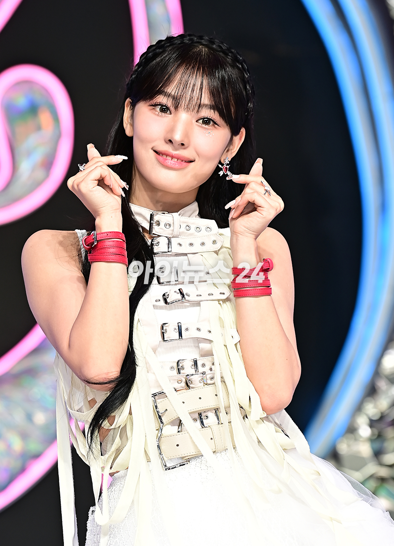 그룹 엔믹스 출신 지니(JINI)가 11일 오후 서울 서교동 메세나폴리스에서 진행된 첫 EP 앨범 '언 아이언 핸드 인 어 벨벳 글로브(An Iron Hand In A Velvet Glove)' 쇼케이스에서 무대를 선보이고 있다. [사진=곽영래 기자]