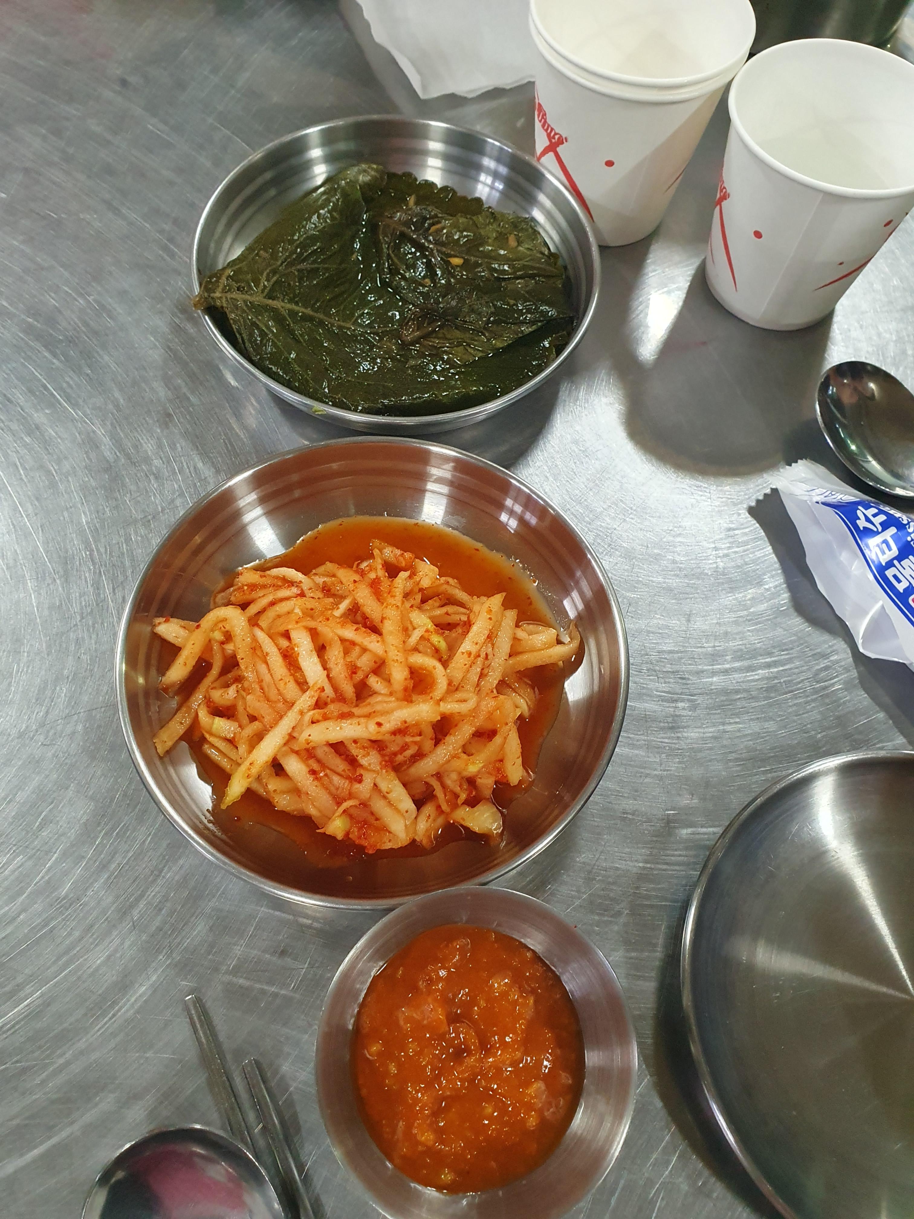 원내동 맛집 그집족발 밑반찬 무상치가 정말 맛이 좋다!