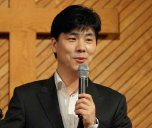 교회에서 목회자로 활동 중인 가수 김종찬 목사