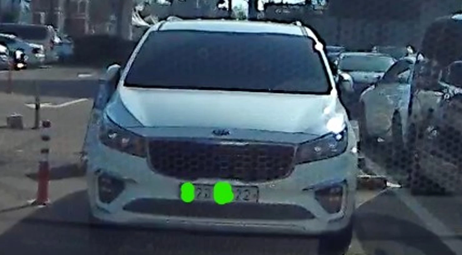 FHD 블랙박스 전방 뷰를 확대해야 번호를 인식 할 수 있습니다.