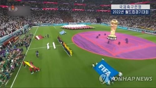 2026 북중미 월드컵 중계 보는 법 총정리｜TV&middot;모바일&middot;무료 시청 방법까지 전 세계 축구 팬들이 기다리는 2026 FIFA 북중미 월드컵이 드디어 다가오고 있습니다. 대한민국 축구 국가대표팀 역시 본선 무대를 밟게 되면서 국내 팬들의 관심도 뜨거워지고 있는데요. 하지만 막상 월드컵이 시작되면 &amp;quot;어디서 중계를 보지?&amp;quot; &amp;quot;무료로 볼 수 있을까?&amp;quot; &amp;quot;휴대폰으로 시청할 수 있나?&amp;quot; 라는 궁금증이 생기기 마련입니다. 오늘은 2026 월드컵 중계를 가장 편하게 보는 방법을 정리해보겠습니다. 2026 월드컵은 언제 열릴까? 2026 FIFA 북중미 월드컵은 개막일 : 2026년 6월 11일 결승전 : 2026년 7월 19일 까지 진행됩니다. 이번 대회는 미국&amp;#44; 캐나다&amp;#44; 멕시코가 공동 개최하며&amp;#44; 사상 처음으로 48개국이 참가하는 월드컵으로 열립니다. 국내 TV 중계는 어디서 볼 수 있을까? 아직 FIFA와 국내 방송사의 최종 중계권 계약이 모두 공개되지는 않았지만&amp;#44; 역대 월드컵 사례를 보면 다음 방송사들이 중계를 맡을 가능성이 높습니다. 예상 중계 방송사 KBS MBC SBS 2022 카타르 월드컵 역시 지상파 3사가 공동 중계를 진행했습니다. 따라서 TV만 있다면 별도의 추가 비용 없이 월드컵을 시청할 수 있을 가능성이 큽니다. 스마트폰으로 보는 방법 요즘은 TV보다 모바일 시청을 선호하는 팬들도 많습니다. 월드컵 모바일 중계는 보통 다음 플랫폼을 통해 제공됩니다. 모바일 시청 플랫폼 방송사 공식 앱 OTT 서비스 스포츠 중계 앱 특히 대한민국 경기의 경우 실시간 채팅과 하이라이트 기능까지 제공되는 경우가 많습니다. 출퇴근길이나 여행 중에도 편하게 응원할 수 있다는 장점이 있습니다. OTT로 월드컵 보기 최근 스포츠 중계의 중심은 OTT로 이동하고 있습니다. 국내에서는 다음과 같은 플랫폼들이 후보로 거론됩니다. OTT 중계 가능 플랫폼 웨이브(Wavve) 쿠팡플레이 티빙(TVING) 다만 중계권 계약에 따라 실제 제공 여부는 달라질 수 있으므로 대회 개막 전 반드시 확인하는 것이 좋습니다. 무료 시청도 가능할까? 네&amp;#44; 가능합니다. 지상파 방송이 중계를 맡는다면 누구나 무료로 시청할 수 있습니다. 무료 시청 방법 TV 지상파 방송 방송사 공식 홈페이지 방송사 모바일 앱 별도의 유료 가입 없이도 대한민국 대표팀 경기를 응원할 수 있는 셈입니다. 해외에서 월드컵 보는 방법 해외 거주 중인 경우에는 국가별 공식 중계 플랫폼을 이용하면 됩니다. 대표적인 해외 중계사는 다음과 같습니다. 해외 주요 중계사 미국 : FOX Sports 영국 : BBC&amp;#44; ITV 일본 : NHK&amp;#44; TV Asahi 거주 국가에 따라 중계 채널이 달라질 수 있으니 사전에 확인하는 것이 중요합니다. 대한민국 경기 알림 설정하는 법 월드컵은 대부분 새벽 시간대에 열릴 가능성이 높습니다. 놓치지 않기 위해서는 알림 설정을 추천합니다. 알림 설정 방법 스마트폰 캘린더 등록 스포츠 앱 알림 설정 포털 경기 일정 구독 특히 대한민국 경기만 따로 등록해두면 편리하게 응원할 수 있습니다. 월드컵을 더 재미있게 즐기는 팁 월드컵은 혼자 보는 것도 좋지만 함께 즐길 때 더욱 재미있습니다. 추천 방법은 다음과 같습니다. 가족과 함께 TV 시청 친구들과 응원 모임 치킨과 야식 준비 거리응원 참여 응원 유니폼 착용 특히 대한민국 대표팀 경기 날에는 전국 곳곳에서 뜨거운 응원 열기를 느낄 수 있을 것으로 기대됩니다. 마무리 2026 북중미 월드컵은 역대 최대 규모로 펼쳐지는 만큼 중계 방식도 더욱 다양해질 전망입니다. TV&amp;#44; 모바일&amp;#44; OTT 등 자신의 생활 패턴에 맞는 방법을 미리 준비해두면 대한민국 대표팀의 소중한 순간을 놓치지 않고 함께할 수 있습니다. 손흥민과 태극전사들이 만들어갈 새로운 월드컵의 역사를&amp;#44; 가장 편한 방법으로 즐겨보시기 바랍니다. SEO 키워드 월드컵 중계 보는 법&amp;#44; 2026 월드컵 중계&amp;#44; 월드컵 무료 시청&amp;#44; 대한민국 축구 중계&amp;#44; 월드컵 OTT&amp;#44; 월드컵 모바일 시청&amp;#44; 월드컵 TV 중계&amp;#44; 북중미 월드컵 중계&amp;#44; 손흥민 경기 중계&amp;#44; 월드컵 시청 방법