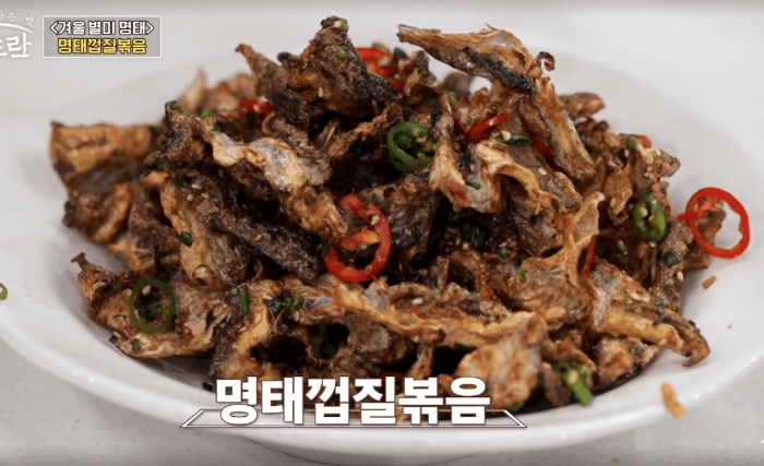 흰그릇에-명태껍질볶음이-담겨져있다