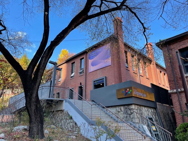 붉은 벽돌로 지어진 레트로 감성의 손기정문화도서관 외관과 입구 계단