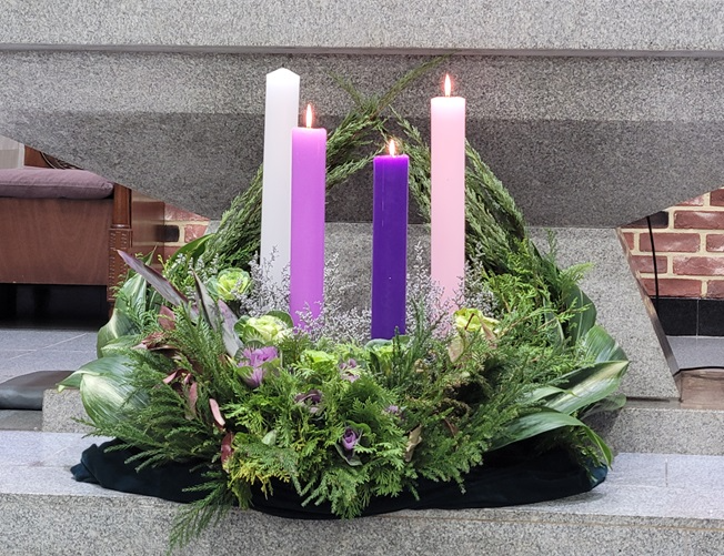 2024년 12월 15일 대림 제3주일, 군산 팔마성당 대림초 사진입니다.