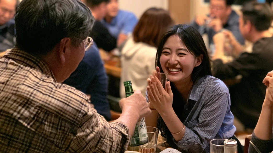 권하는 상황을 웃으며 넘기는 회원