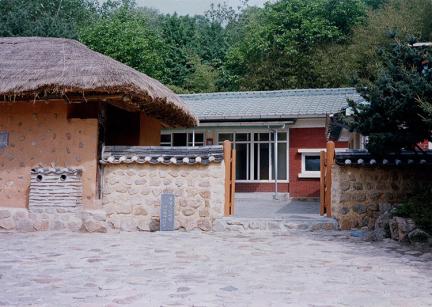 박정희 생가 전경, 새마을기념관 위치