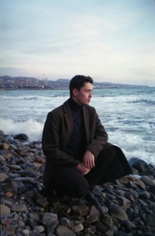 바다에 앉아서 포즈를 취하고 있는 남자배우