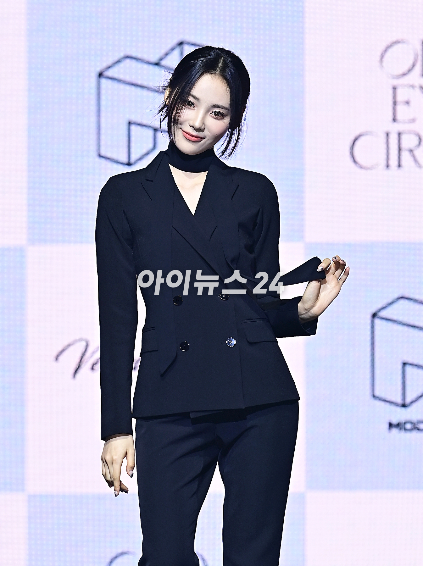 오드아이써클 진솔이 12일 오후 서울 광진구 예스24 라이브홀에서 열린 미니앨범 ‘버전 업’(Version Up) 쇼케이스에서 포토타임을 갖고 있다. [사진=곽영래 기자]