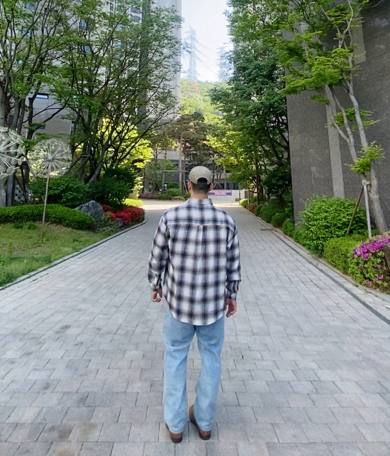 데일리룩('26. 5. 5.)더블알엘 가먼트다잉 트윌 볼캡, 바운더리 옴브레 체크셔츠, 무신사스탠다드 슬리브 티셔츠, 무신사스탠다드 데님 팬츠, 레드윙 아이언레인저 호손 뮬스키너