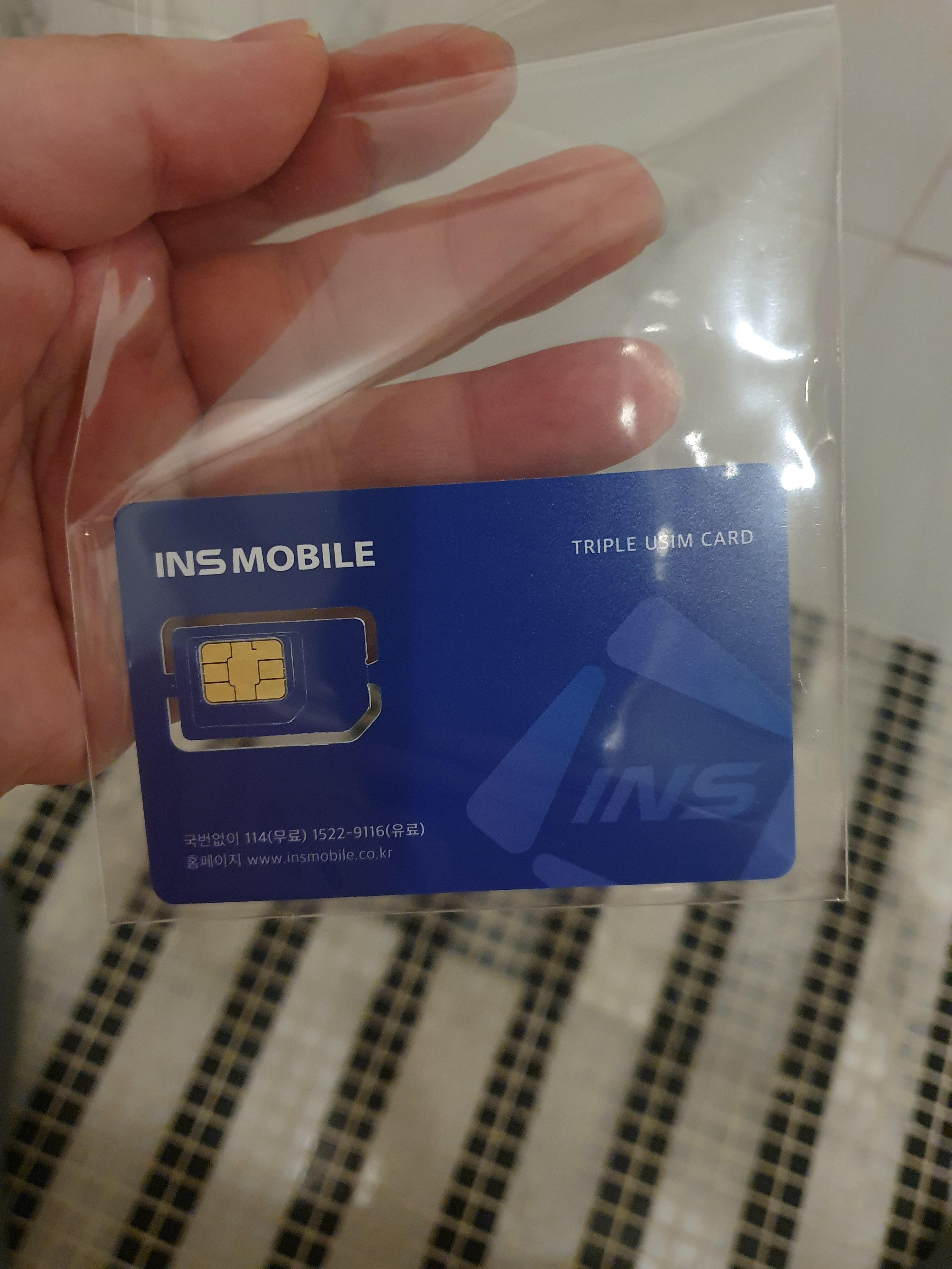 인터파크에서 구매한 인스모바일 1천원 유심 파란색으로 디자인 되어 있음.