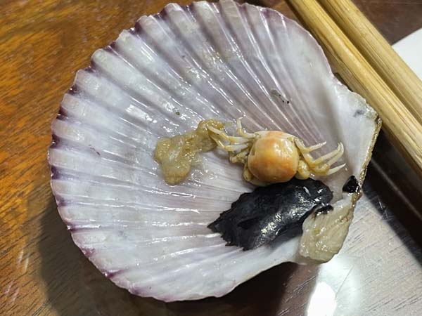 가리비속에 죽은게