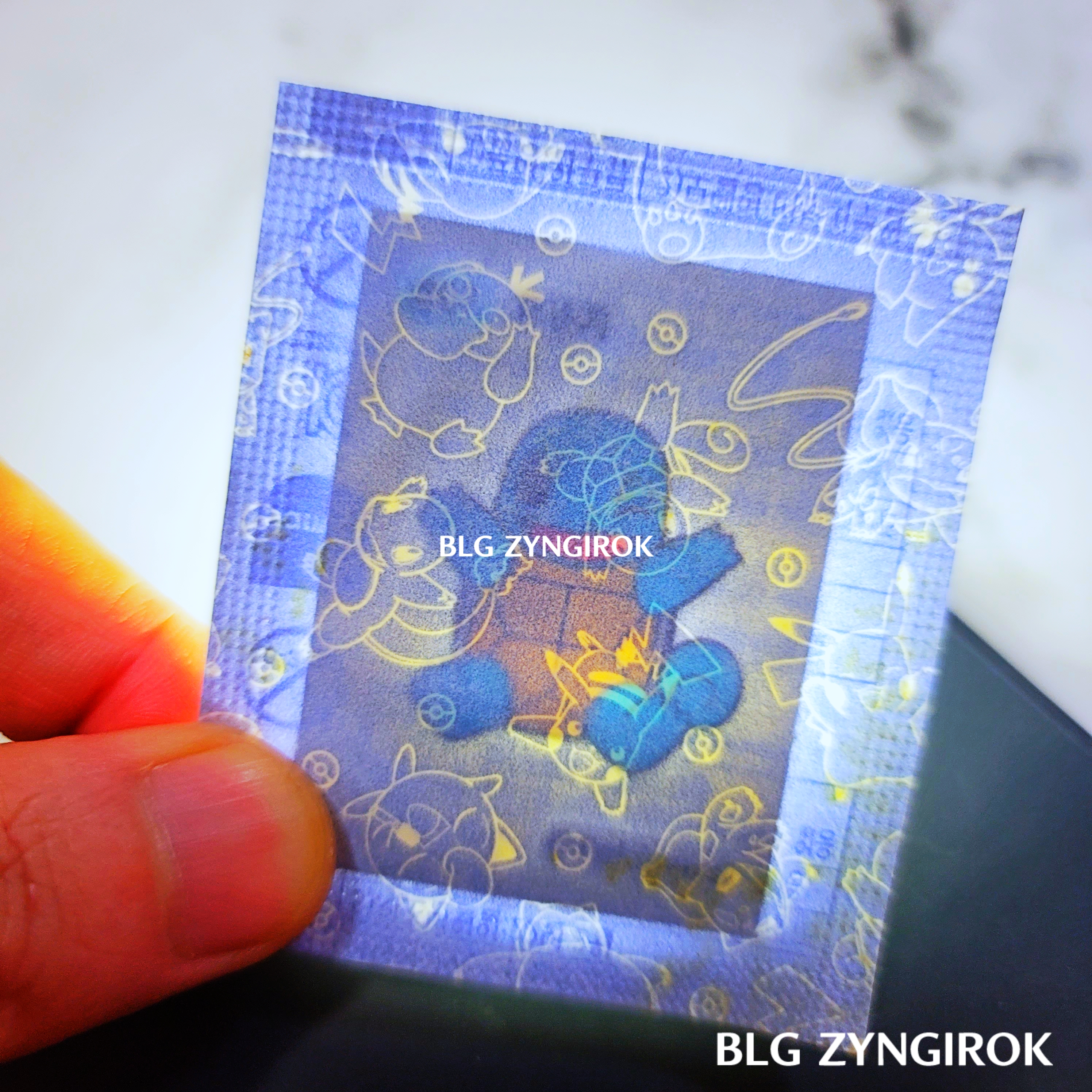 띠부띠부씰-꼬부기를-들고있다.