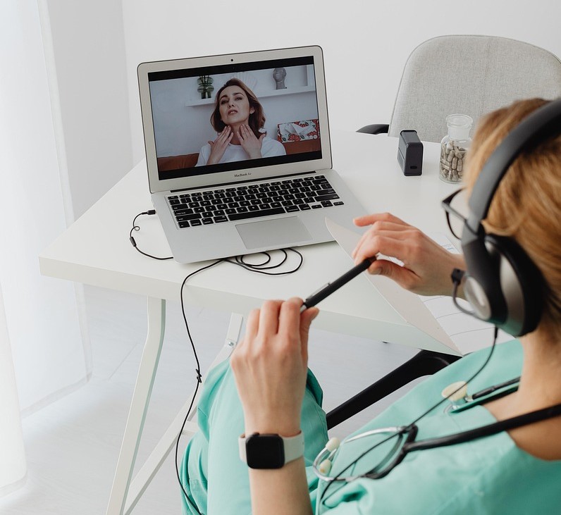 원격치료중인 의사