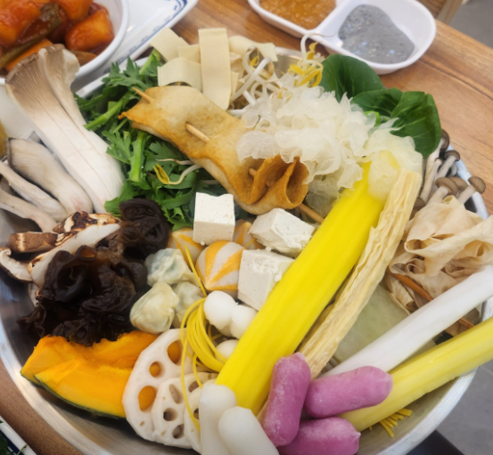 샤브샤브안에 각종 토핑과 야채가 들어있다.