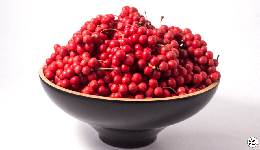 검정색-사기그릇에-빨간오미자열매가-쌓여있다