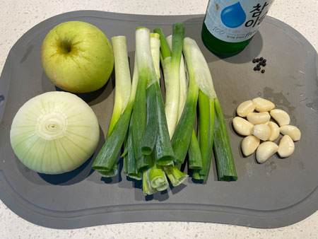 수육 재료로 양파&amp;#44; 대파&amp;#44; 사과&amp;#44; 마늘&amp;#44; 통후추&amp;#44; 소주까지