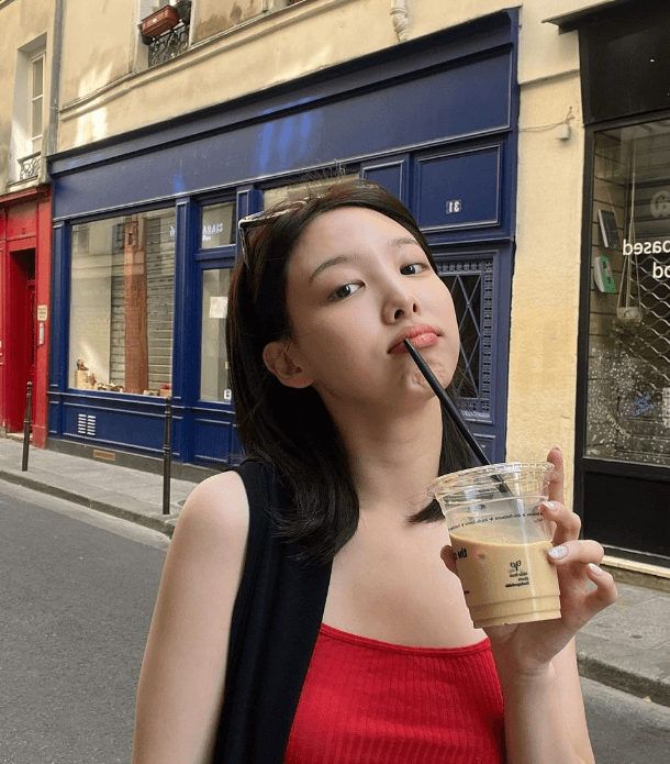 커피를 마시며 걸어가는 나연